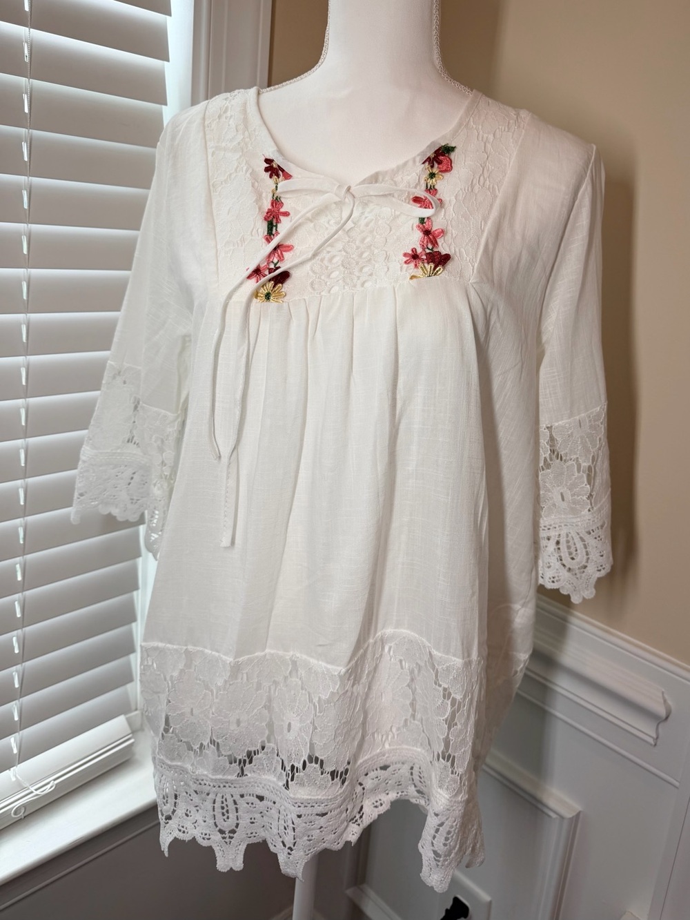 White Floral-Embroidered Lace Peasant Top Size M